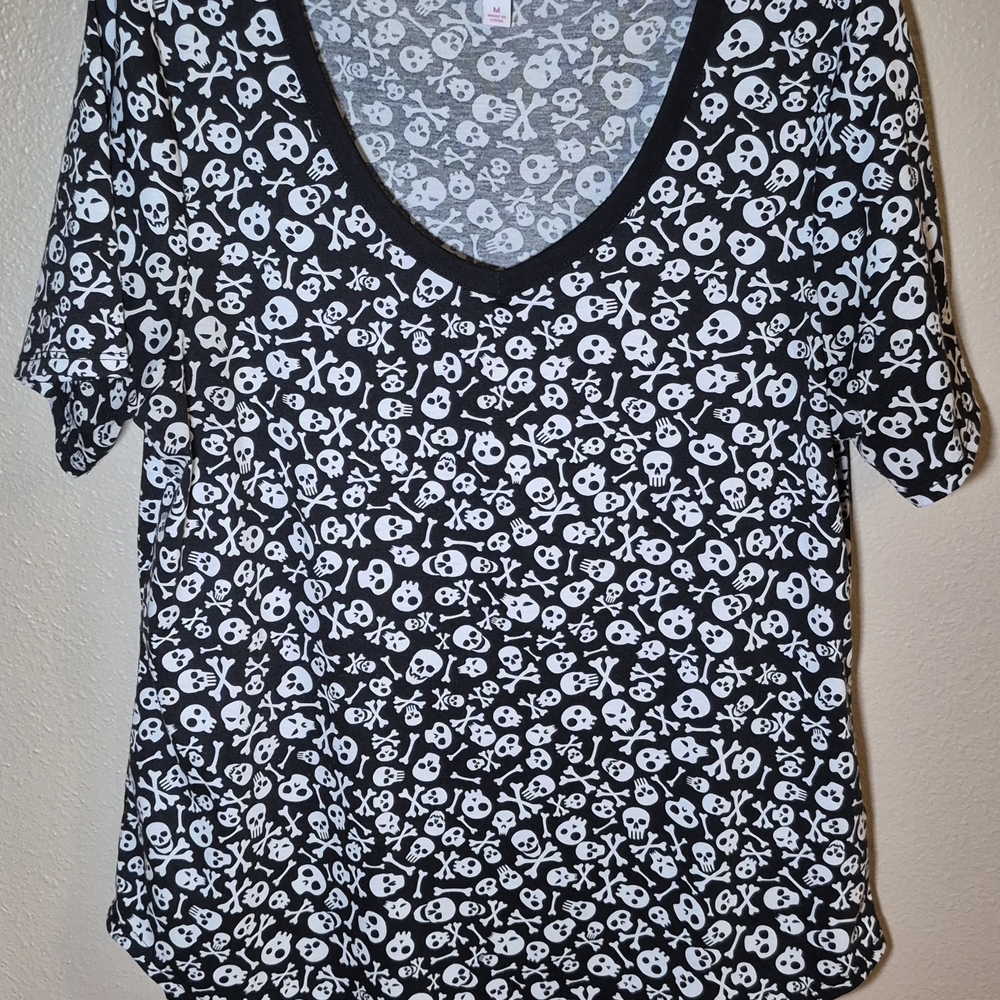 LuLaRoe Halloween Women's Size Medium Black Skull And Crossbones V Neck Tee EUC